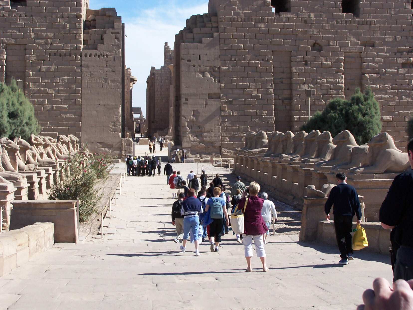 Entre du temple de Karnak, premier pylne (30 mtres de hauteur et 113 mtres de largeur).
